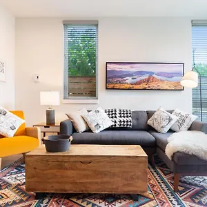 Stylish Townhouse Near Attractions Seattle